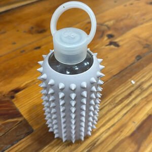BKR SLOANE SPIKED LITTLE WATER BOTTLE 500ML (16OZ) Glass Silicone Sleeve